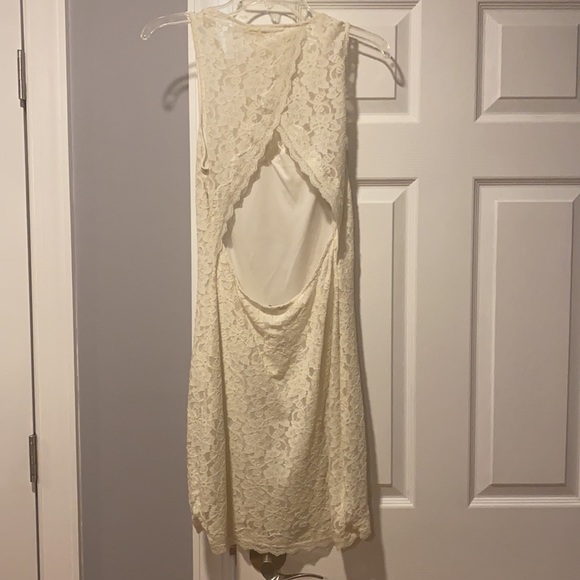 Express Ivory lace backless dress - Picture 4 of 5